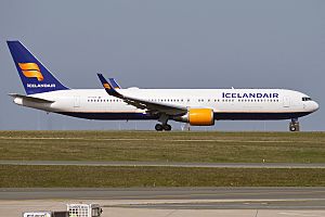 Archivo:Icelandair, TF-ISW, Boeing 767-319 ER (47578809072)