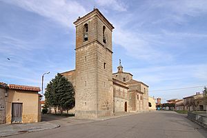 Archivo:Iglesia de San Pedro Apóstol, Sauquillo de Cabezas, torre y fachada sur