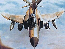Archivo:Irani F-4 Phantom II refueling through a boom