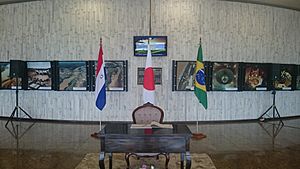 Archivo:Itaipu linea divisoria Paraguay Brasil