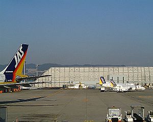 Archivo:JAS A300-600R&JAC YS-11 Osaka
