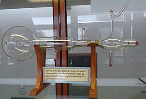 Archivo:JJThomsonGasDischargeTubeElectronCavendishLab2013-08-29-17-11-41