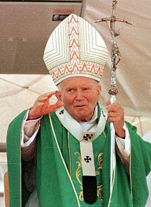 Archivo:John Paul II Brazil 1997 3