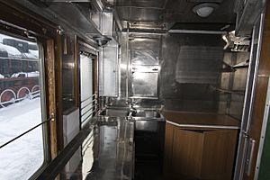 Archivo:Kitchen in passenger railway carriage