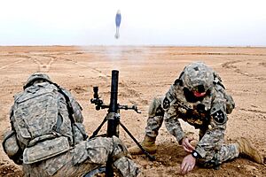 Archivo:M224 mortar firing