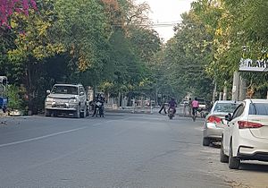 Archivo:Military blocked Mandalay Region Government Office