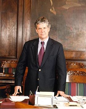 Archivo:Ministro de Hacienda Nicolás Eyzaguirre, 2000 (sin título)