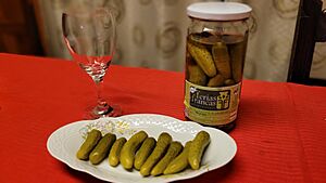 Archivo:Pickles de pepinos (plato)