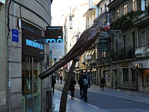 Archivo:Pontevedra Capital Escultura Loro Ravachol