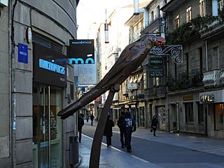 Pontevedra Capital Escultura Loro Ravachol.jpg