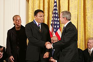 Archivo:President George W. Bush shakes hands with Muhammad Ali
