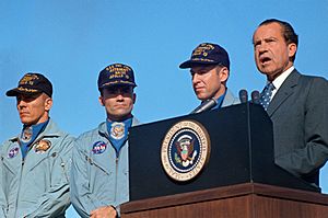 Archivo:President Richard Nixon speaks before awarding the Apollo 13 astronauts the Presidential Medal of Freedom