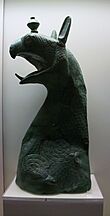 Archivo:Protom d'un grifó, bronze, segona meitat del segle VII aC. Museu Arqueològic, Olímpia
