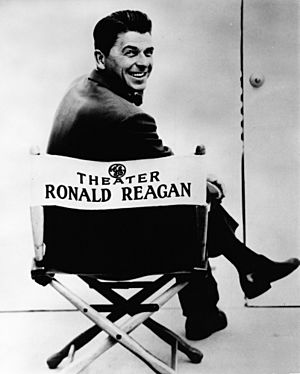 Archivo:Publicity photograph of Ronald Reagan sitting in General Electric Theater director's chair