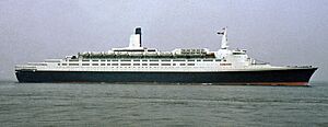 Archivo:Queen Elizabeth 2 IMO 6725418 P Cuxhaven 08-1973