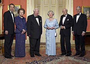 Archivo:Queen Elizabeth II with her British Prime Ministers during her Golden Jubilee in 2002
