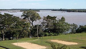 Archivo:Río Paraná, a su paso por Ayolas, en la frontera con Argentina