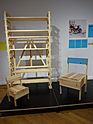 Archivo:Regal, Kinder- und Erwachsenenstuhl, produziert von CUCULA – Refugees Company for Crafts and Design, Berlin