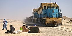 Archivo:SNIM ore train Nouadhibou
