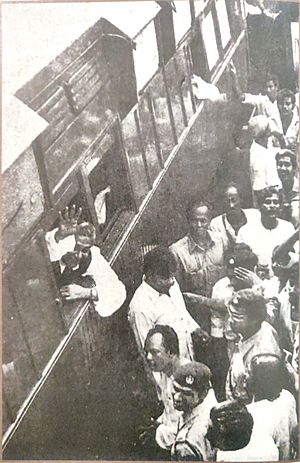 Archivo:Sheikh Mujibur Rahman 1970 election campaign train station