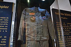 Archivo:Space suit of Rodolfo Neri Vela