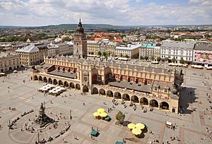 Archivo:Sukiennice and Main Market Square Krakow Poland