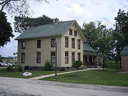 Sunderlage Farm Smokehouse - Farmhouse (Hoffman Estates, IL) 03.JPG