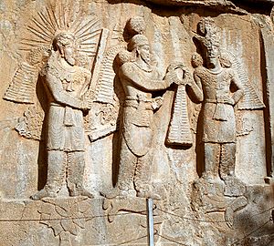 Archivo:Taq-e Bostan - High-relief of Ardeshir II investiture