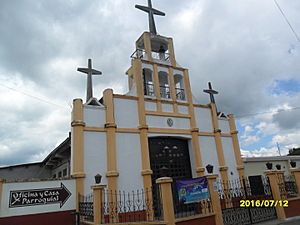 Archivo:Templo religioso de Fraijanes, ubicado detrás del parque