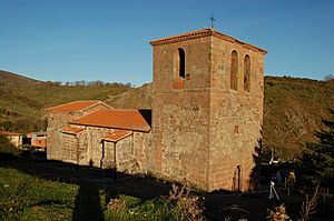 Archivo:Tinieblas de la Sierra igrexa