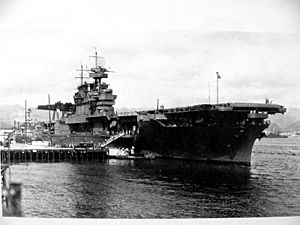 Archivo:USS Enterprise (CV-6) docked at Ford Island, in May 1942