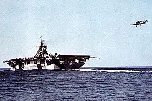 Archivo:USS Hancock (CV-19) recovers a Grumman F6F Hellcat, circa in 1944 (80-G-K-1929-A)