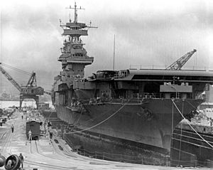 Archivo:USS Yorktown (CV-5) in a dry dock at the Pearl Harbor Naval Shipyard, 29 May 1942 (80-G-13065)