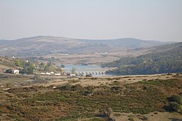 Archivo:Vista del Embalse del Ebro desde Julióbriga