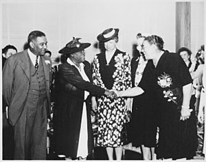 Archivo:(Mary McLeod Bethune), "Mrs. Eleanor Roosevelt and others at the opening of Midway Hall, one of two residence halls buil - NARA - 533032