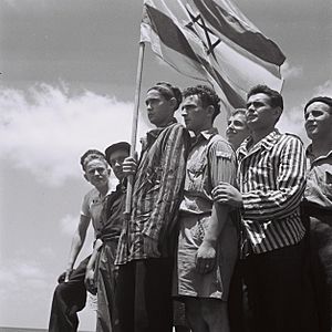 Archivo:19450715 Buchenwald survivors arrive in Haifa