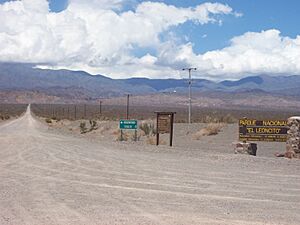 Archivo:Acceso al Parque Nacional El Leoncito