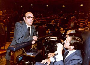 Archivo:Adolfo Suárez conversa con el vicepresidente segundo de Asuntos Económicos, en el Congreso de los Diputados