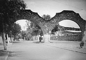 Archivo:Arcos de entrada Ojo de Agua