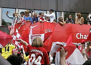 Archivo:Arsenal open top bus parade 2004