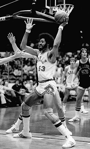 Archivo:Artis Gilmore 1977