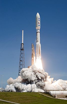 Archivo:Atlas V 551 launch with Juno