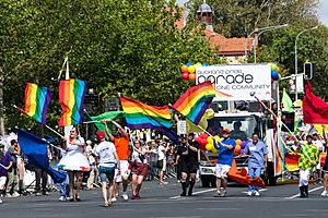 Archivo:Auckland Pride Parade 2013 8484577358