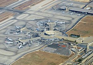 Archivo:Ben-gurion-airport-terminal (cropped)