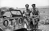 Archivo:Bundesarchiv Bild 101I-421-2075-24, Nordafrika, Hans-Joachim Marseille neben VW-Kübelwagen