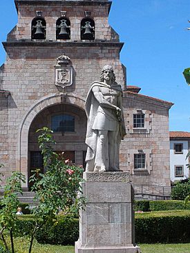 Cangas de Onís - Iglesia de Nuestra Señora de la Asunción y Monumento a Don Pelayo 1.jpg