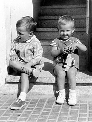 Archivo:Carles Puigdemont, de petit amb el seu germà gran