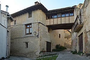 Archivo:Casa con galería en Azcona (Navarra)