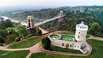 Archivo:Clifton Suspension Bridge and the Observatory in Bristol, England
