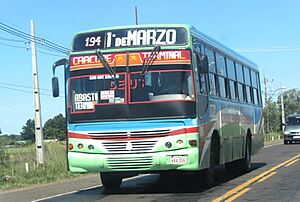 Archivo:Colectivo de la empresa 1° de Marzo, a su paso por la antigua Ruta PY02, en cercanías de Caacupé